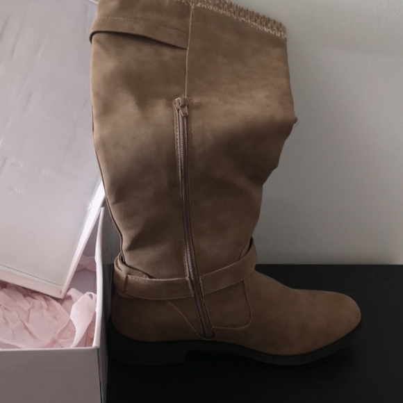 Women's Boots - Picture 2 of 3